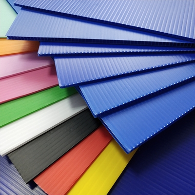 En fonction des besoins, une feuille ondulée antistatique ESD, une planche ondulée antistatique en PP en plastique noir