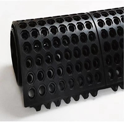 Tapis anti fatigue noir avec trous pour le lieu de travail ou l'usine