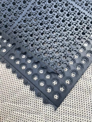 Tapis anti fatigue noir avec trous pour le lieu de travail ou l'usine