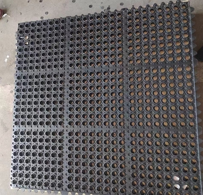 Mat de caoutchouc à trous antistatique Mat de caoutchouc statique dissipatif perforé Mat de caoutchouc antistatique