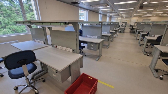 Tableau de travail ESD personnalisé pour les techniciens électriciens et électroniques.