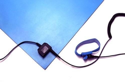 Un kit de tapis de table antistatique ESD est disponible