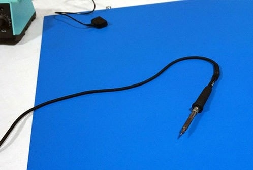 Un kit de tapis de table antistatique ESD est disponible