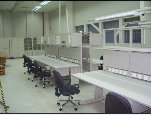 Tableau de travail ESD entièrement personnalisé pour l'assemblage électronique